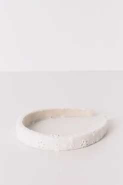 Bandolete com bordado suíço branco