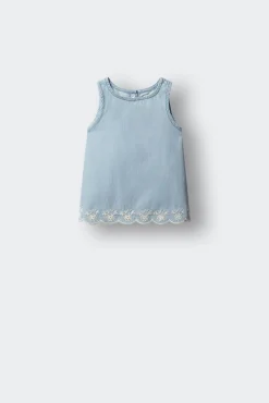 Blusa em denim leve com recortes para menina