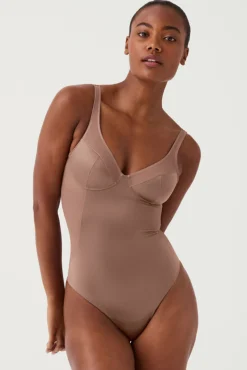 Body modelador de tule de cetim e tanga de compressão de cetim