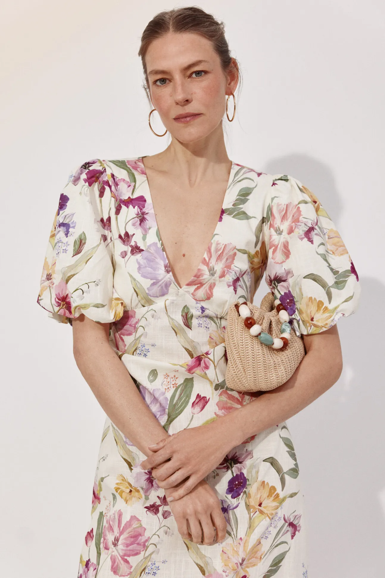 Bolsa de ráfia com alça elegante.