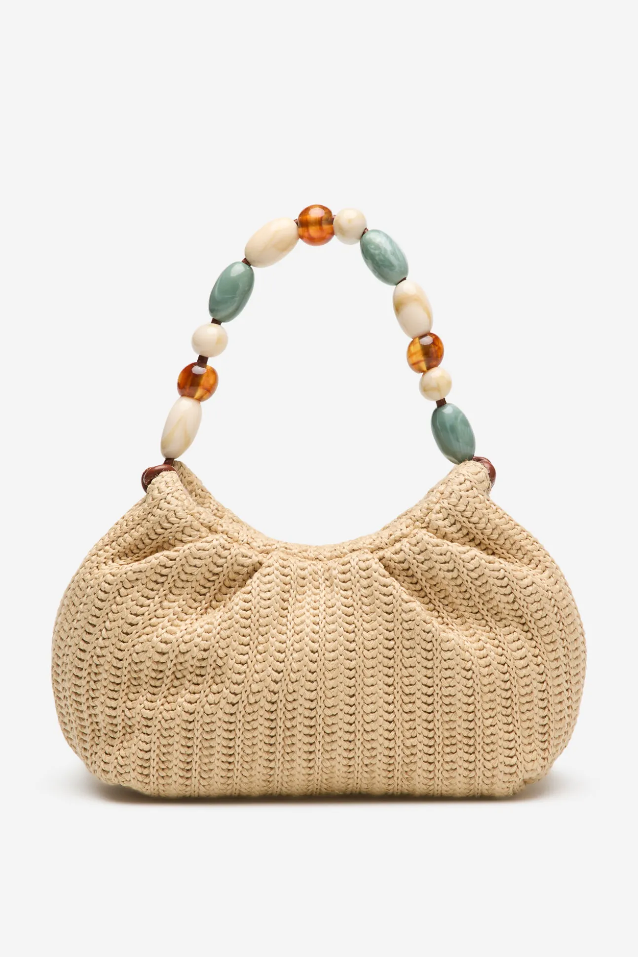 Bolsa de ráfia com alça elegante.