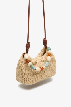 Bolsa de ráfia com alça elegante.