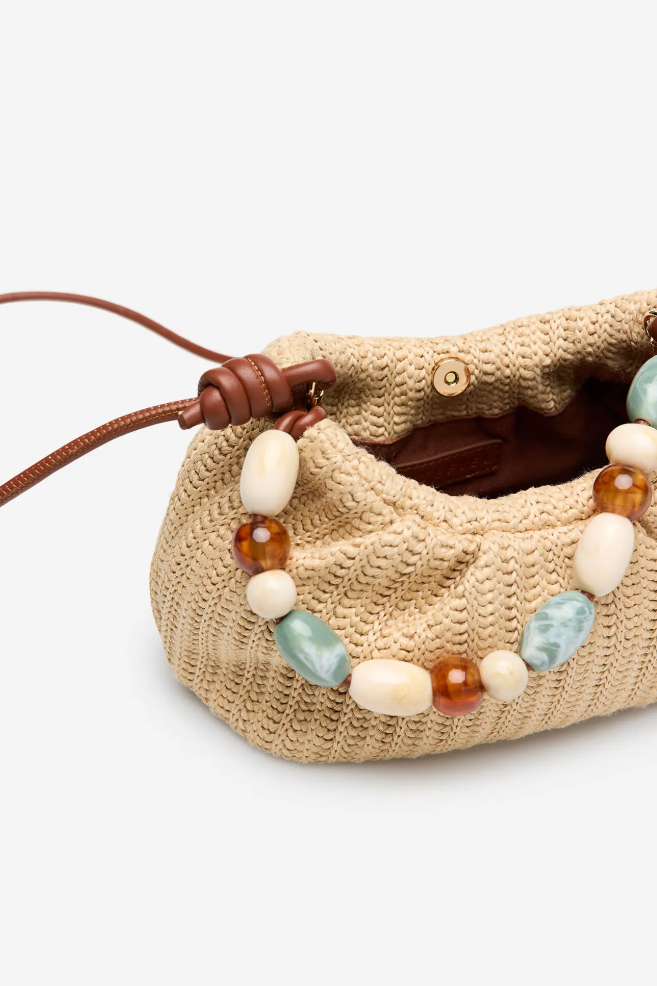Bolsa de ráfia com alça elegante.