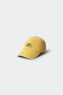 Boné com logo bordado para menino