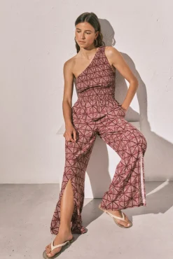 Calça comprida com abertura na bainha