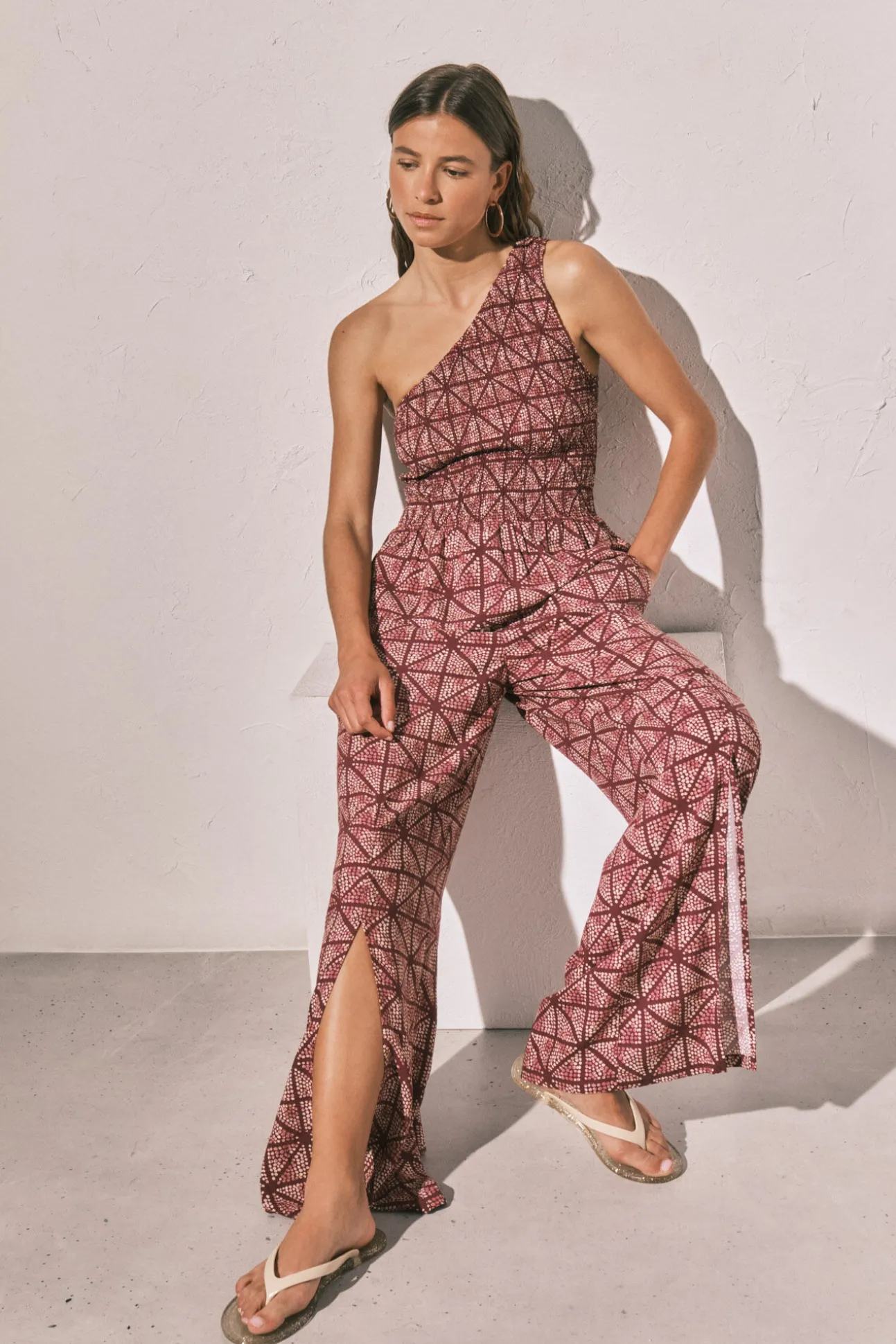 Calça comprida com abertura na bainha