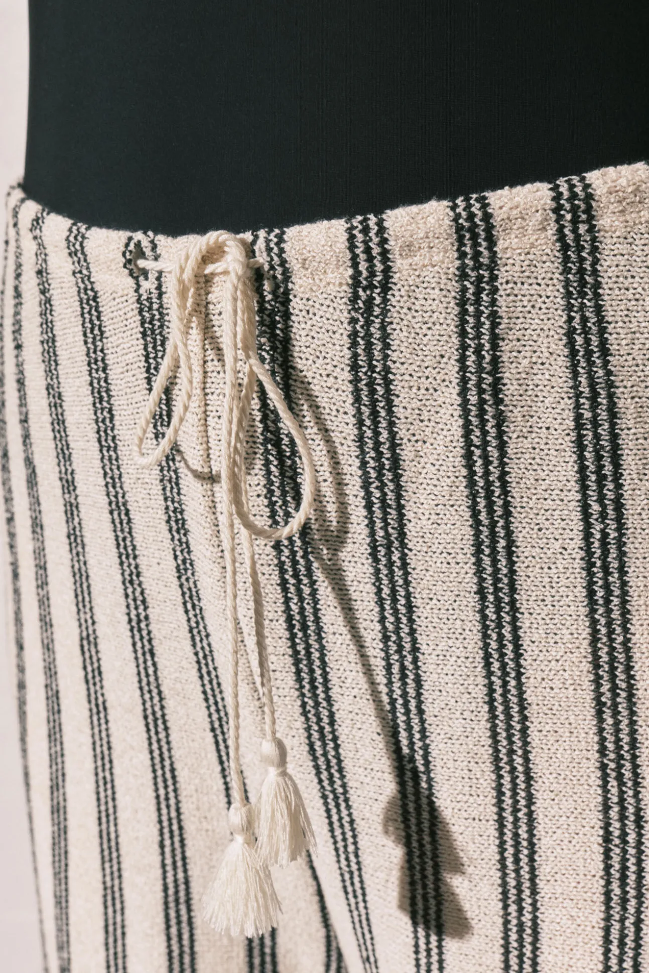 Calça comprida com estrutura de riscas