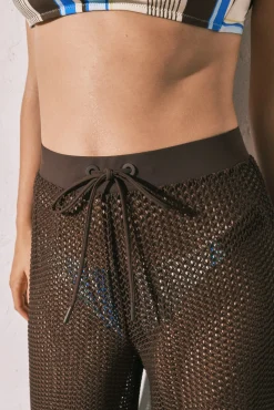 Calça comprida de malha crochet castanha