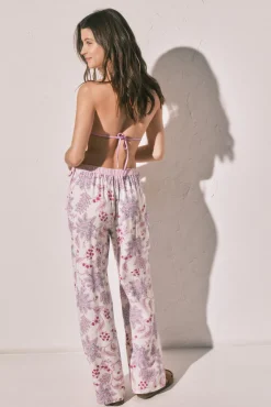 Calça comprida estampada de flores rosa
