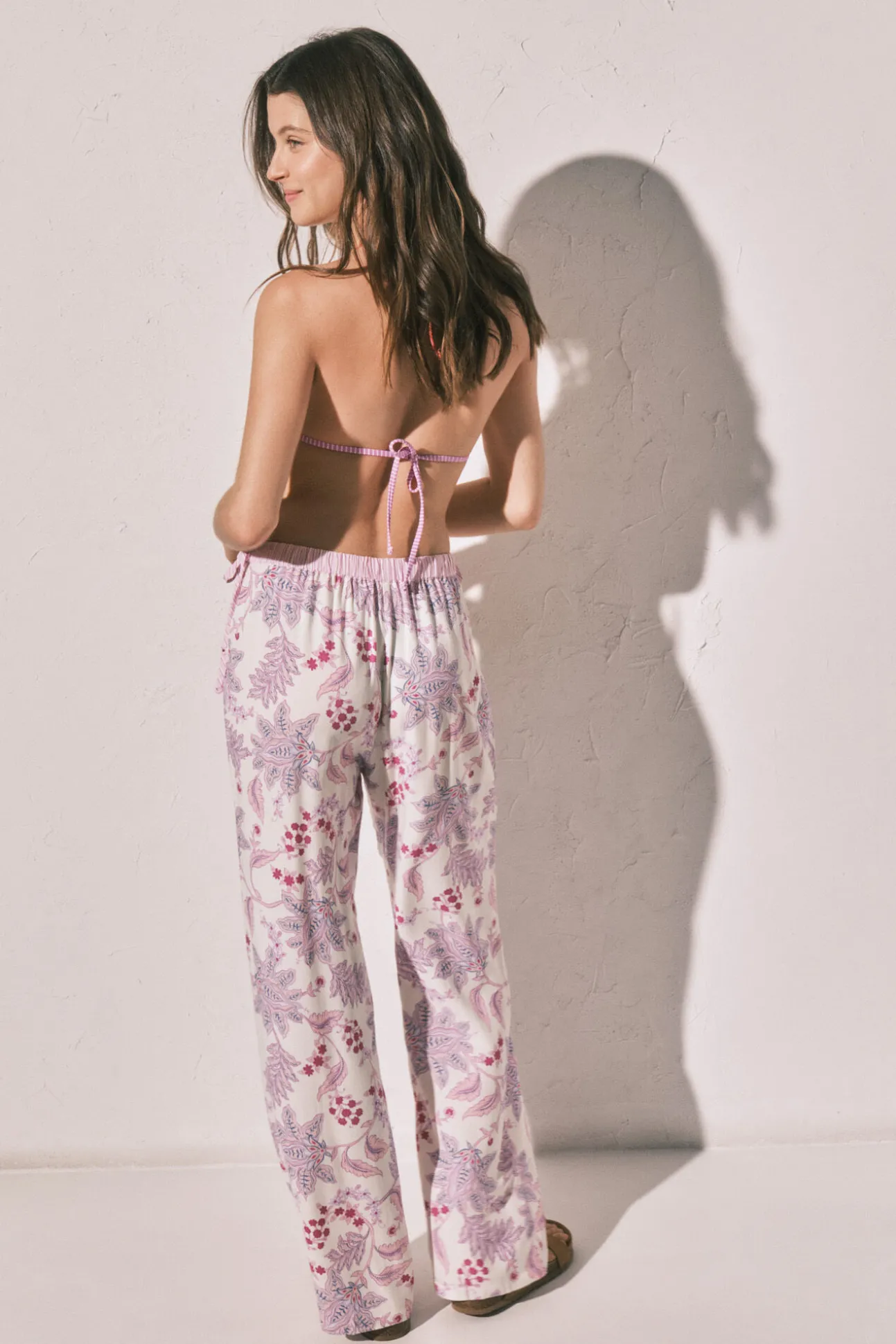 Calça comprida estampada de flores rosa