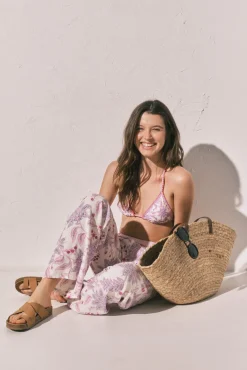 Calça comprida estampada de flores rosa