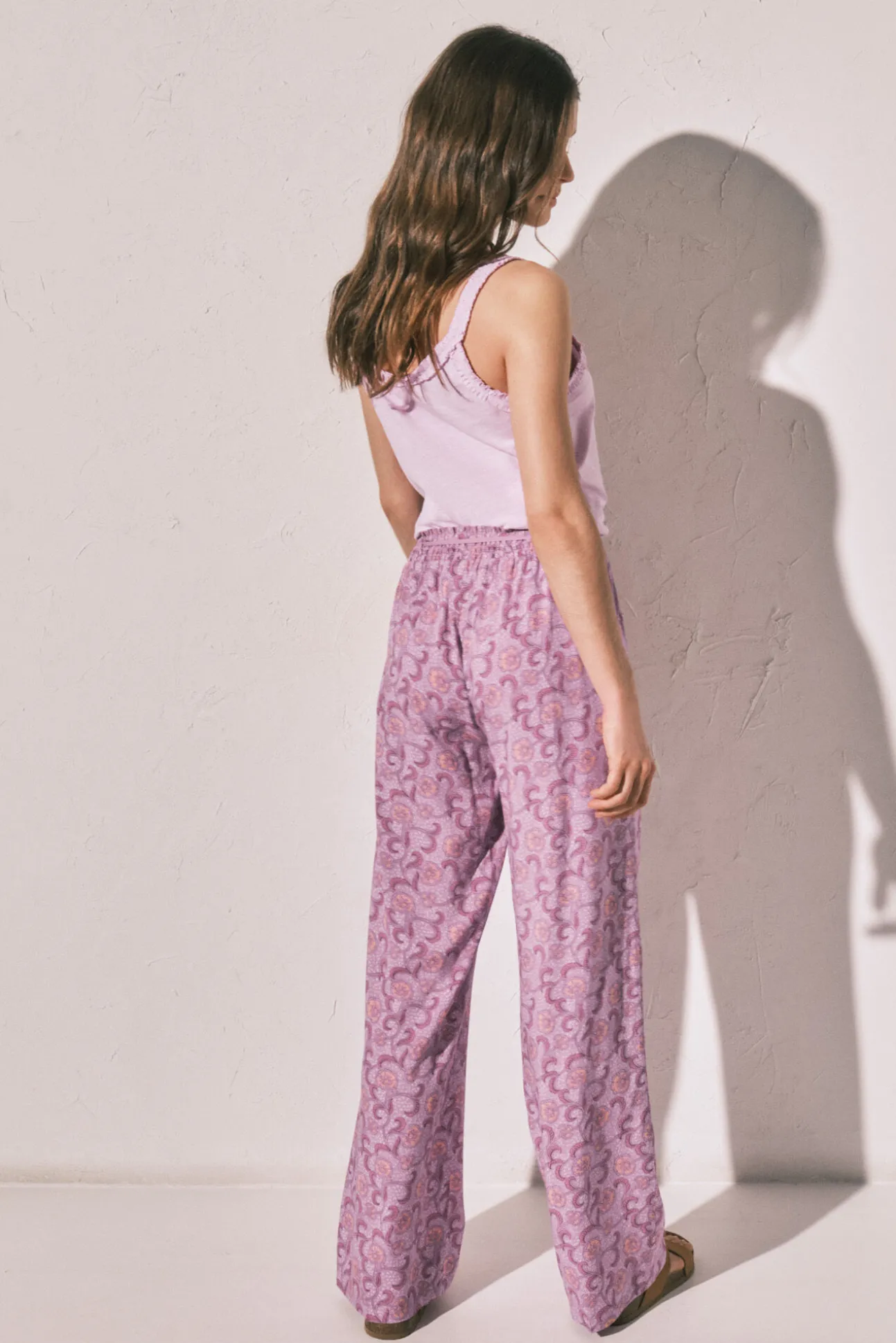 Calça comprida estampada de flores rosa
