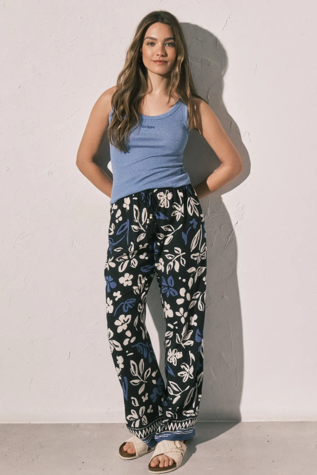 Calça comprida estampada de flores azul