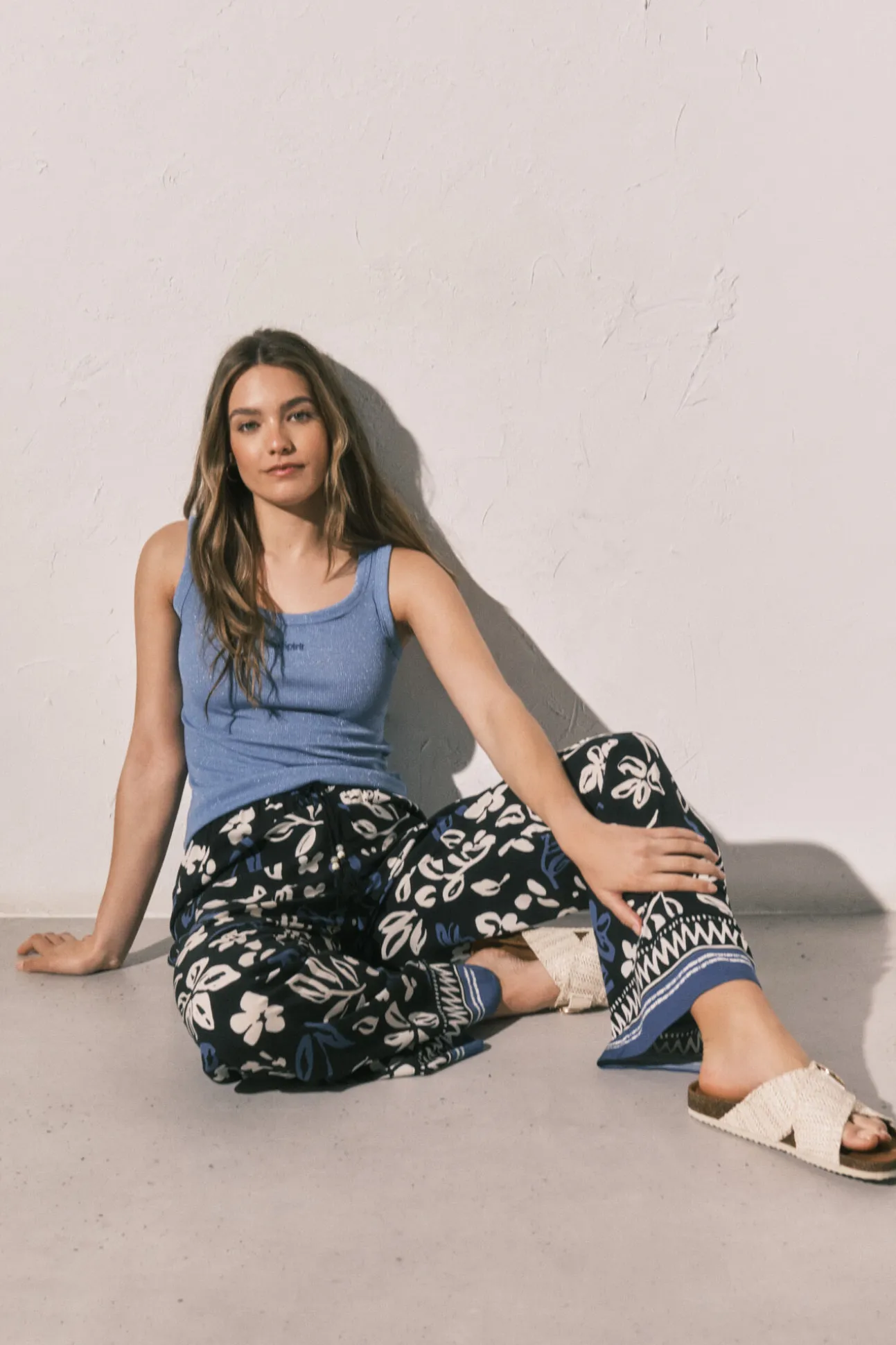 Calça comprida estampada de flores azul