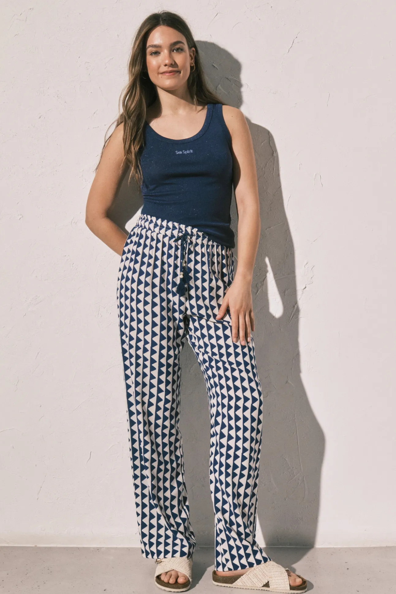 Calça comprida estampada geométrica azul