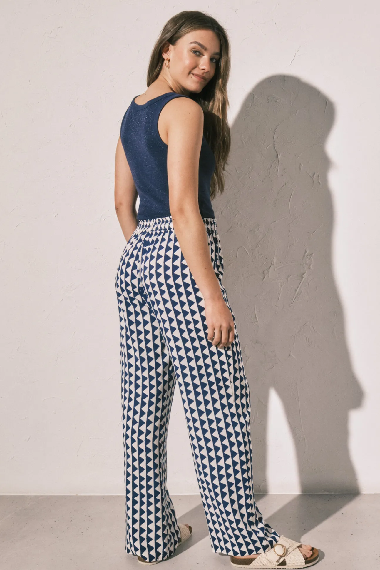 Calça comprida estampada geométrica azul