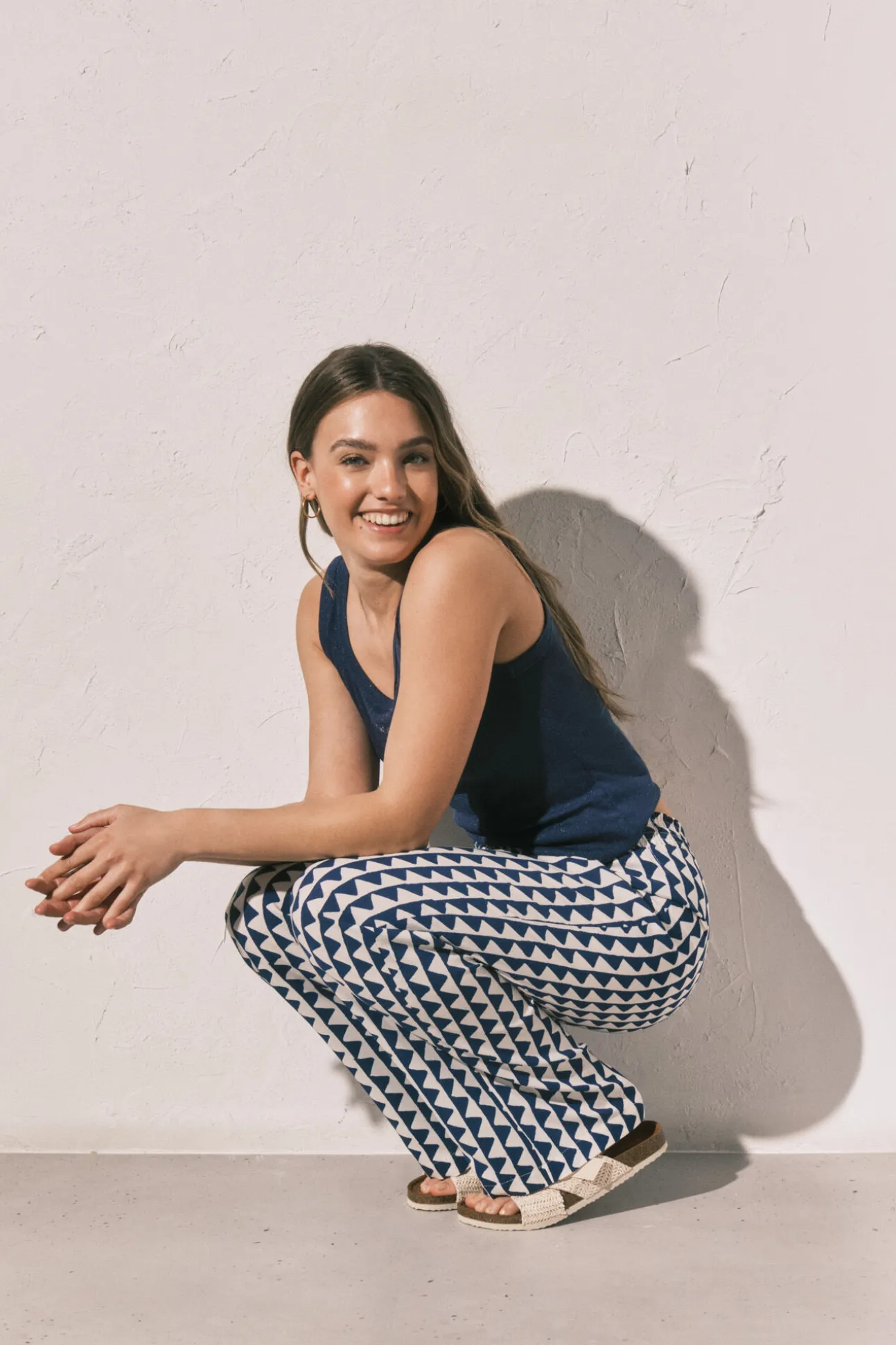 Calça comprida estampada geométrica azul