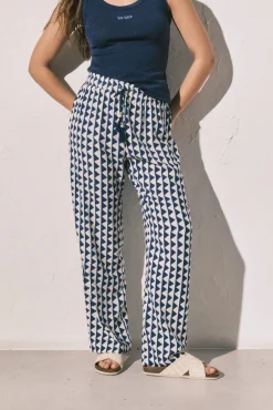 Calça comprida estampada geométrica azul