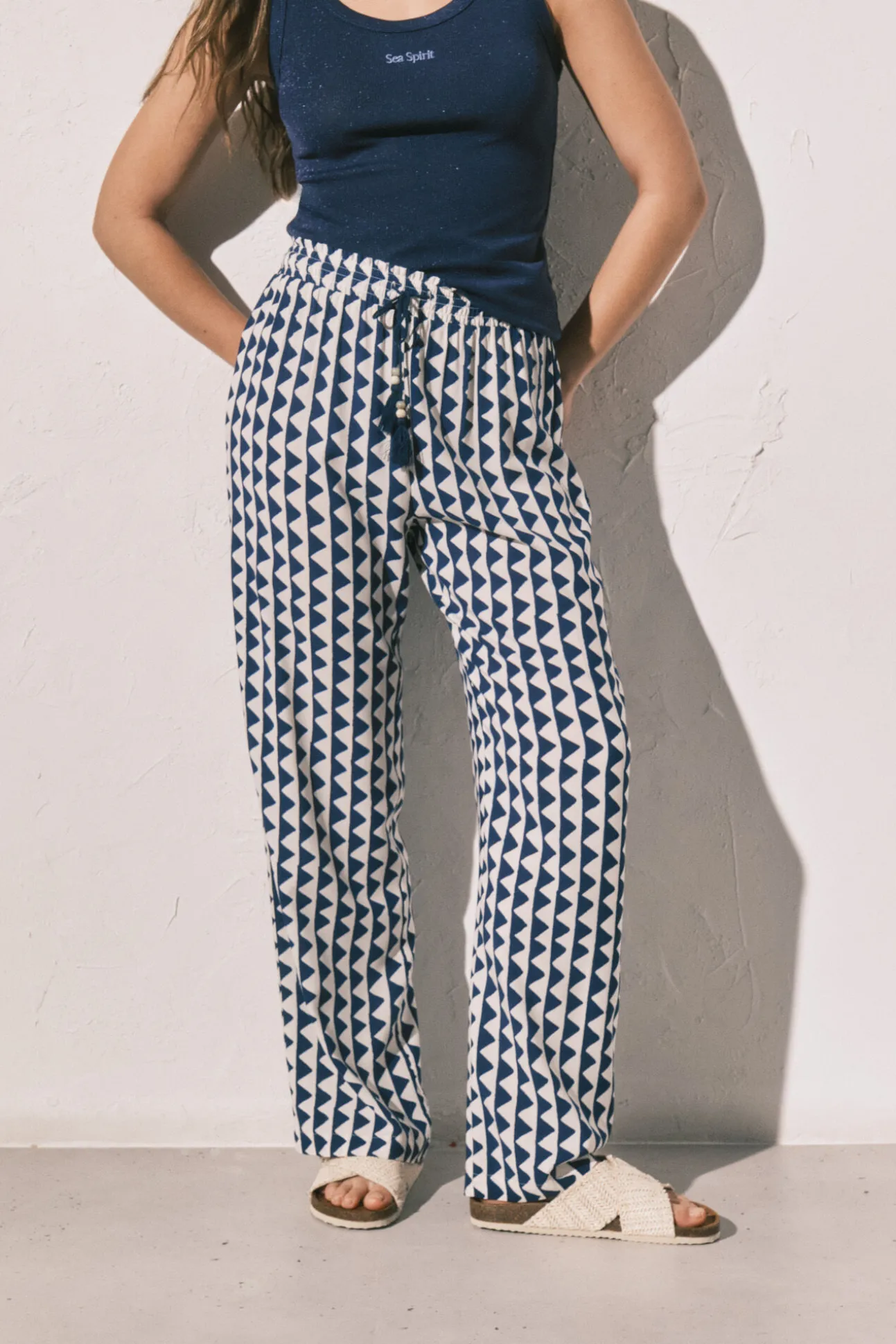 Calça comprida estampada geométrica azul