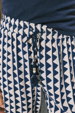 Calça comprida estampada geométrica azul