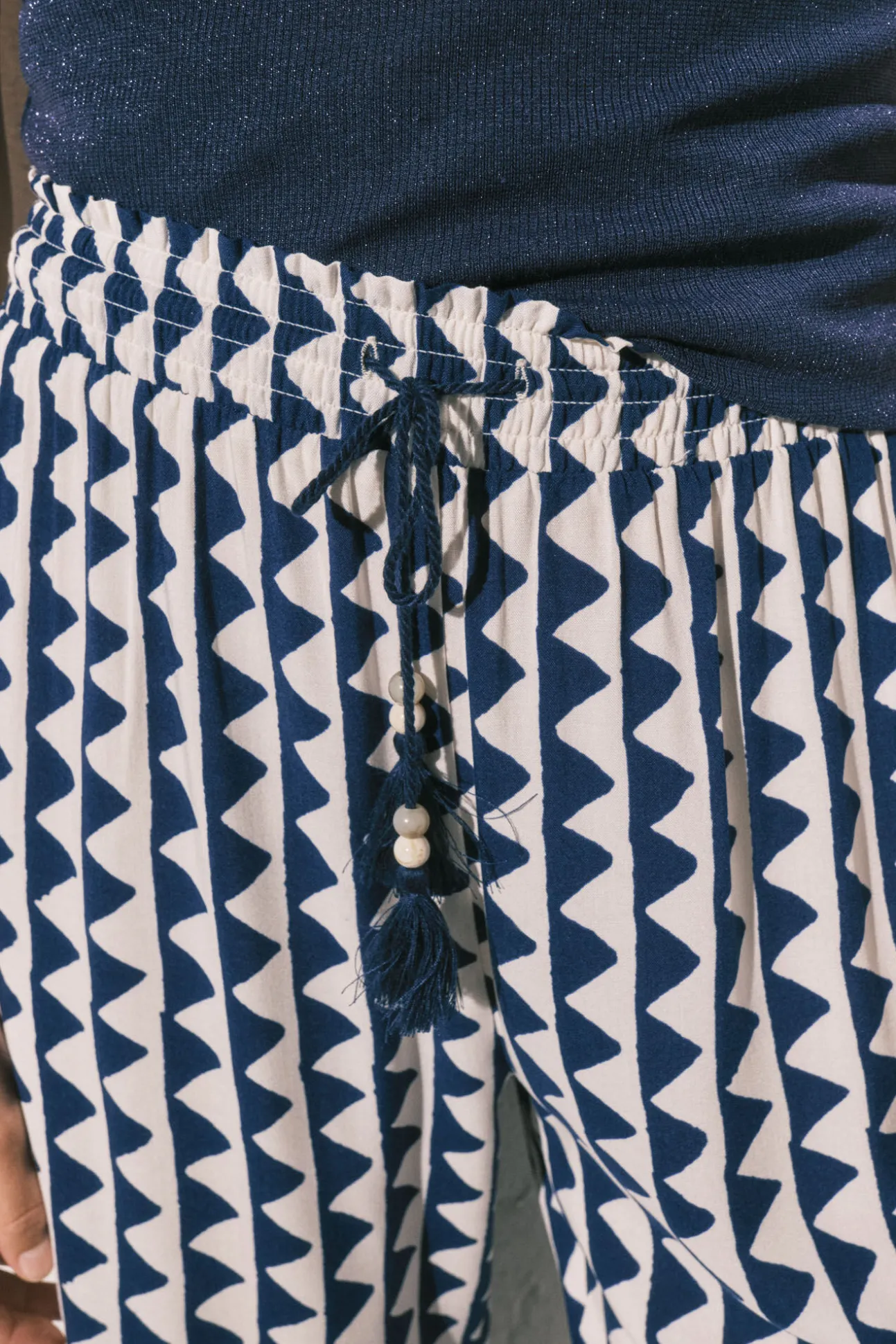 Calça comprida estampada geométrica azul