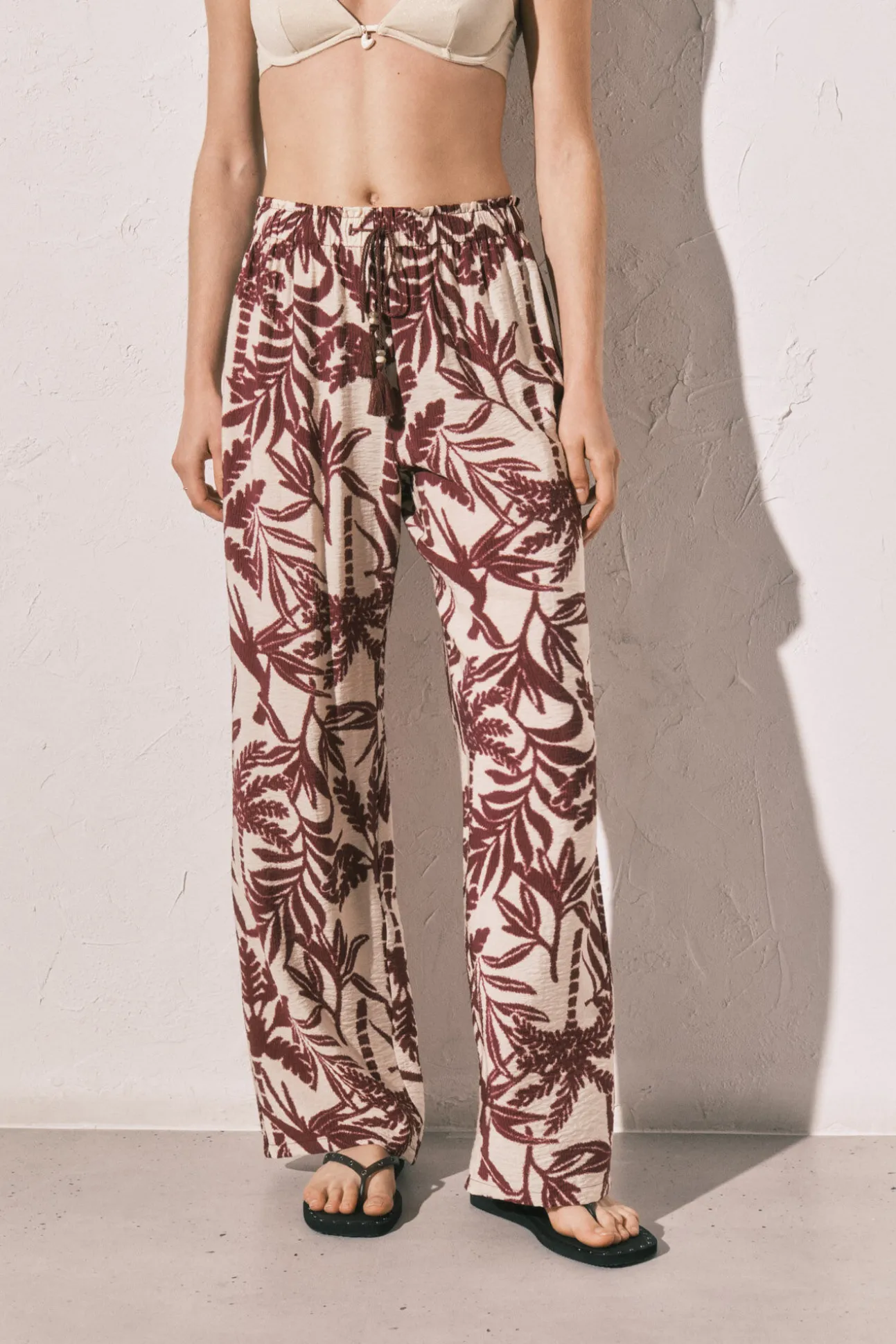 Calça comprida estampada grená