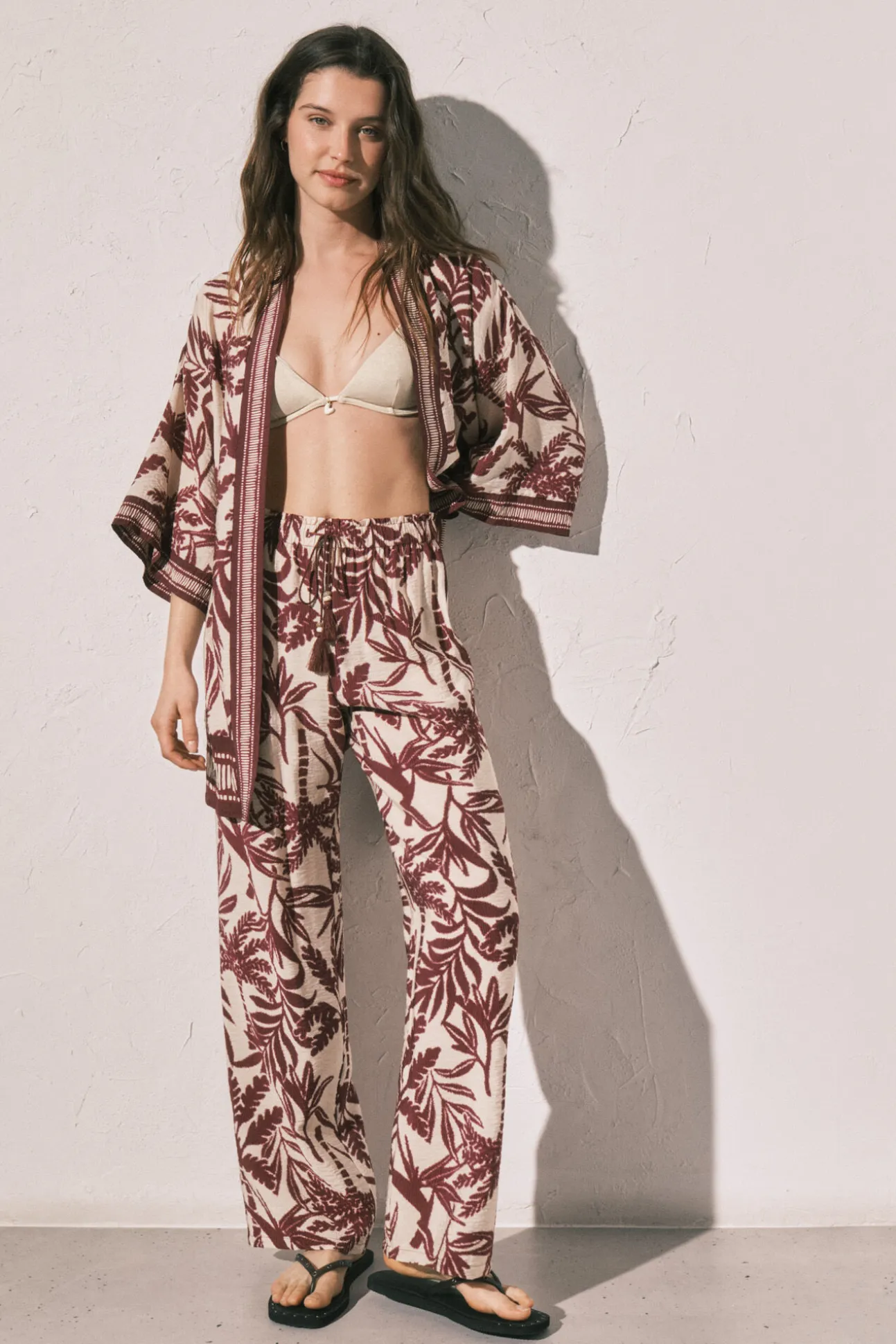 Calça comprida estampada grená
