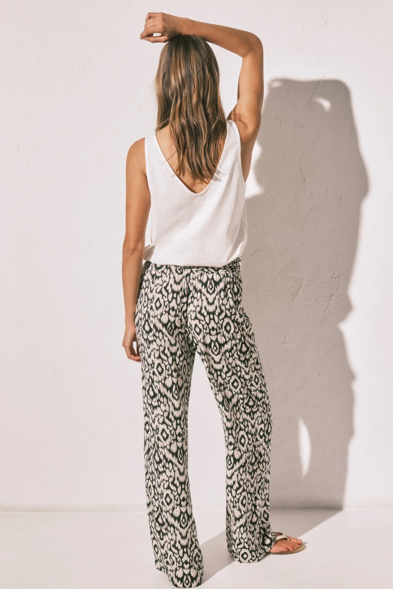 Calça comprida estampada preta
