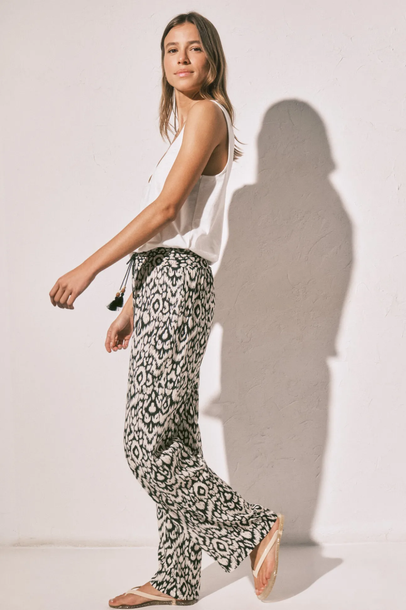 Calça comprida estampada preta
