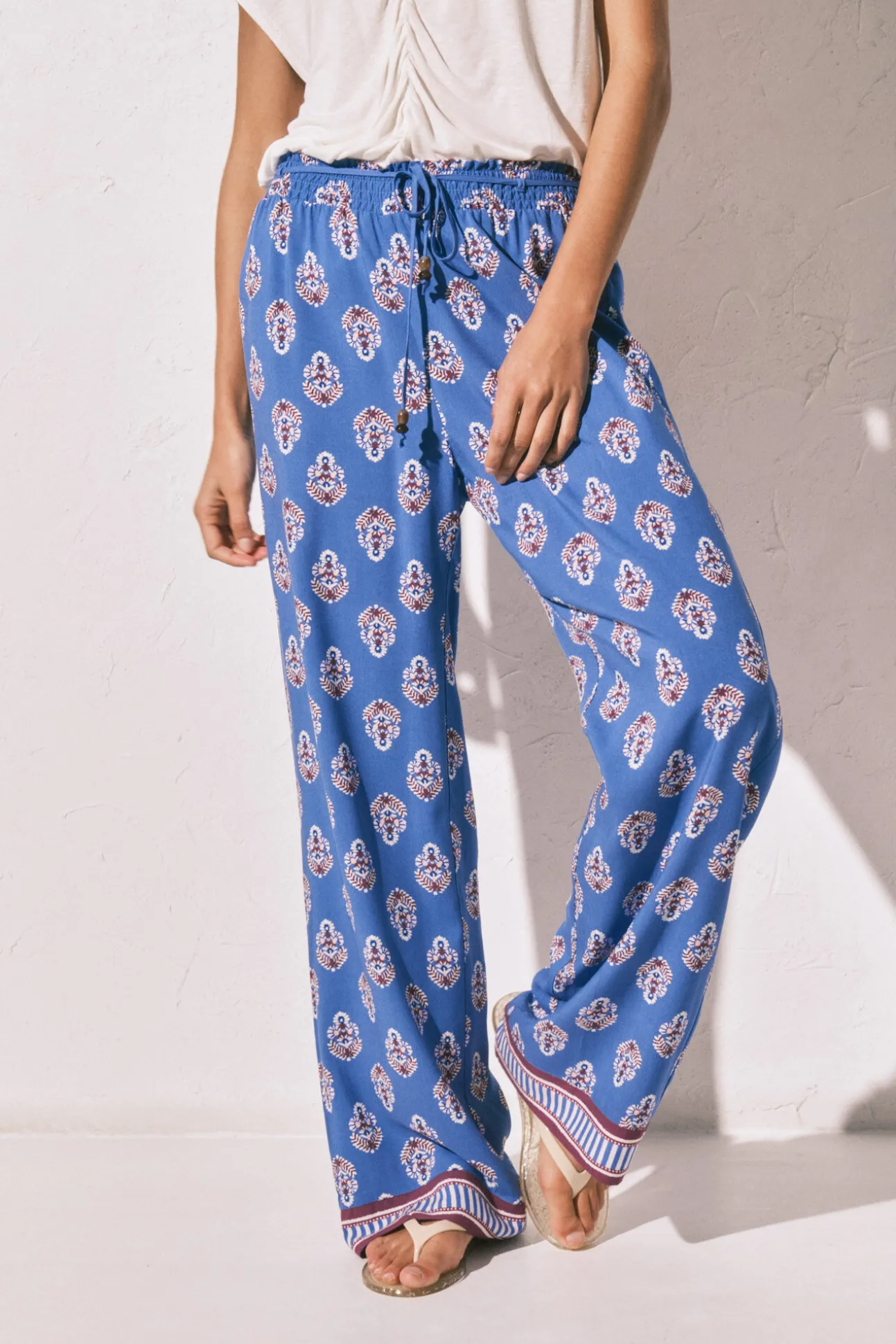 Calça comprida estampada selo azul