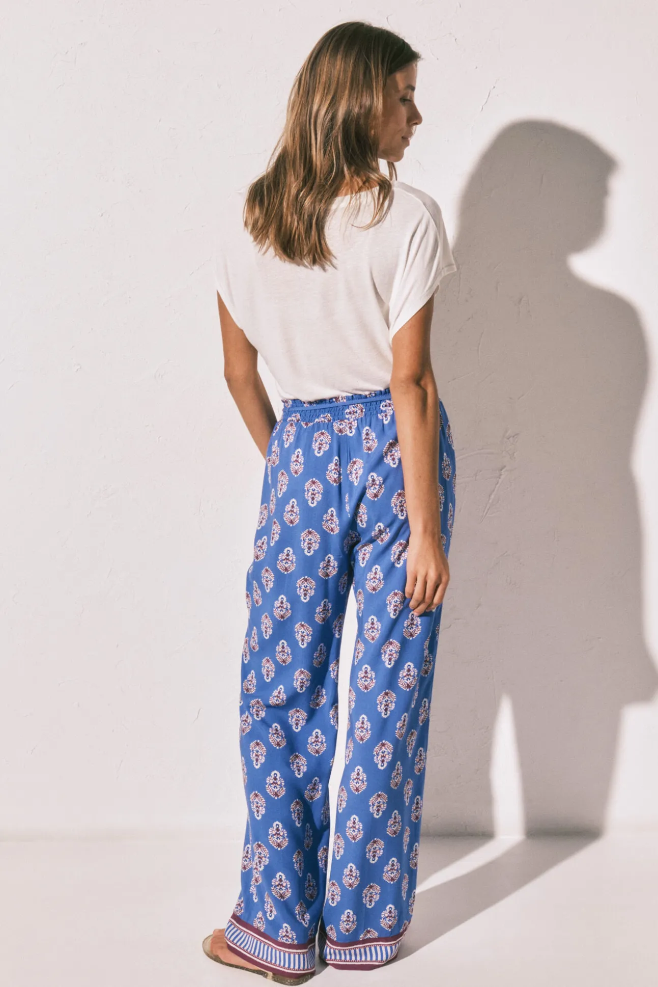Calça comprida estampada selo azul