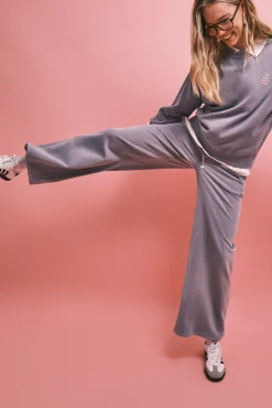 Calça comprida flare em felpa azul