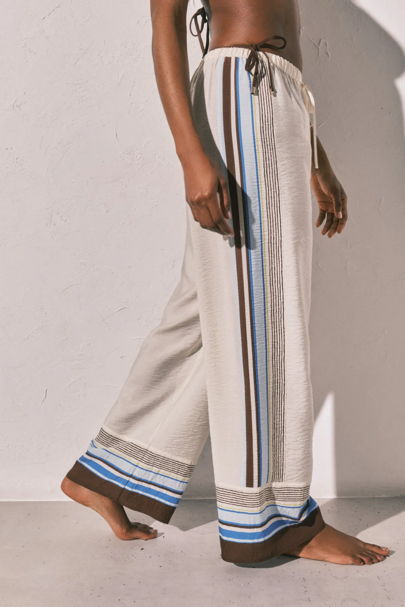 Calça comprida fluida às riscas castanha