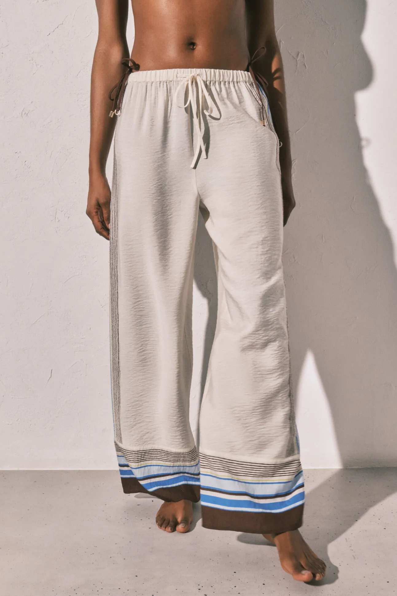 Calça comprida fluida às riscas castanha