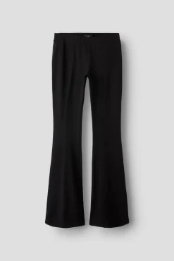 Calça de malha baixa e boca de sino.