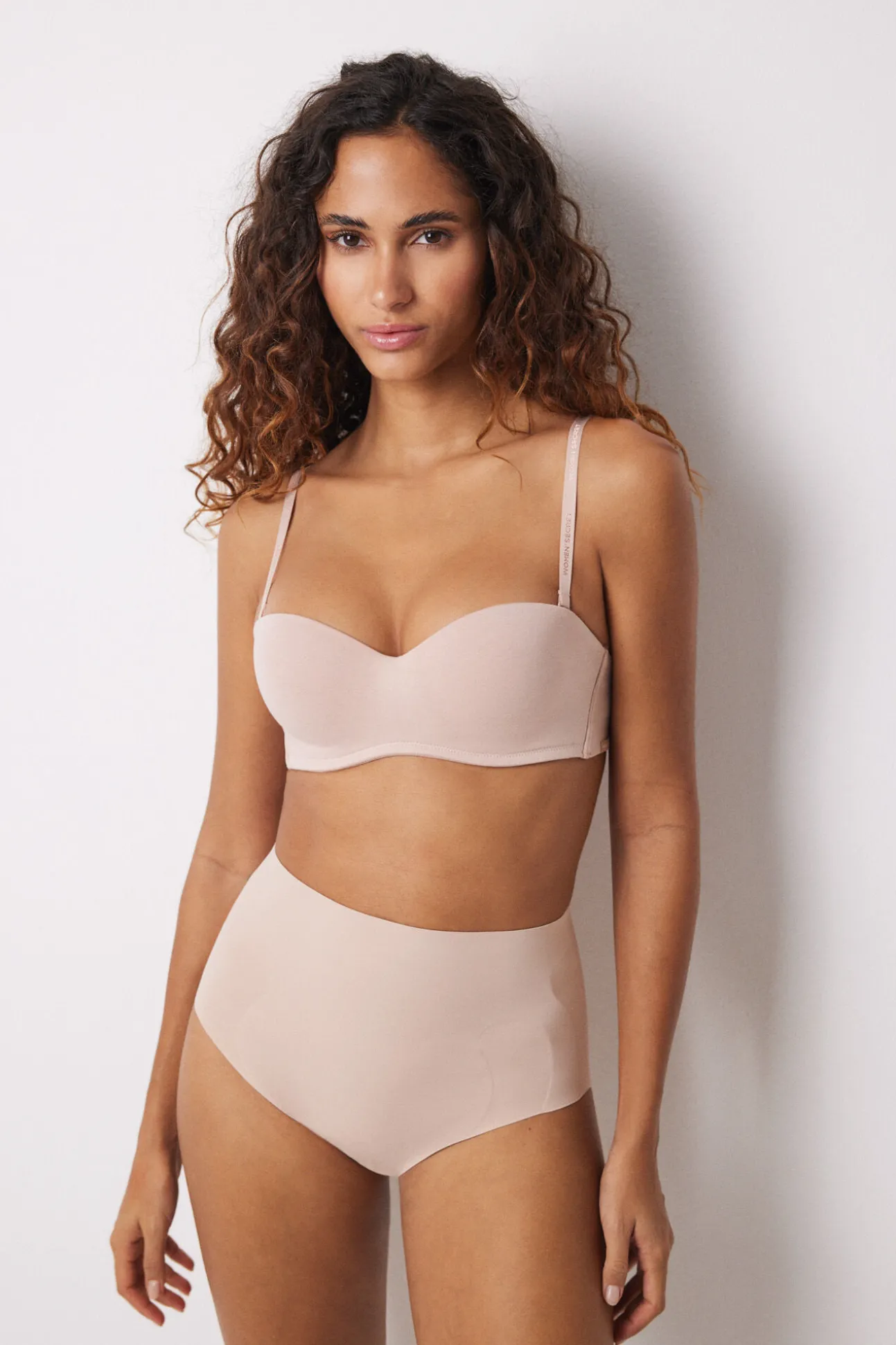 Calcinha nude de alta redução e push-up