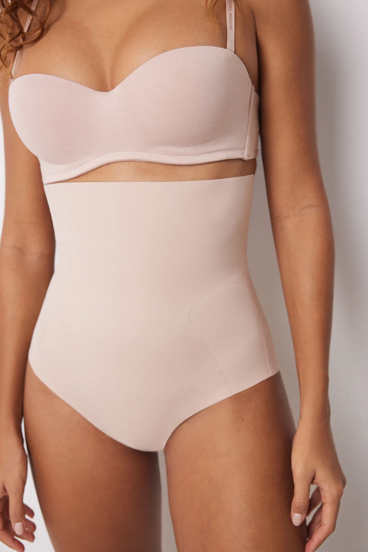 Calcinha nude de alta redução e push-up