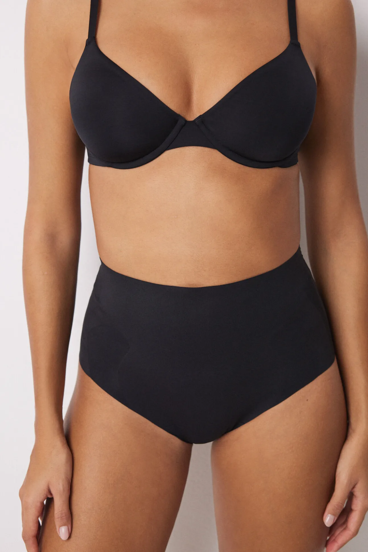 Calcinha redutora alta preta e push up