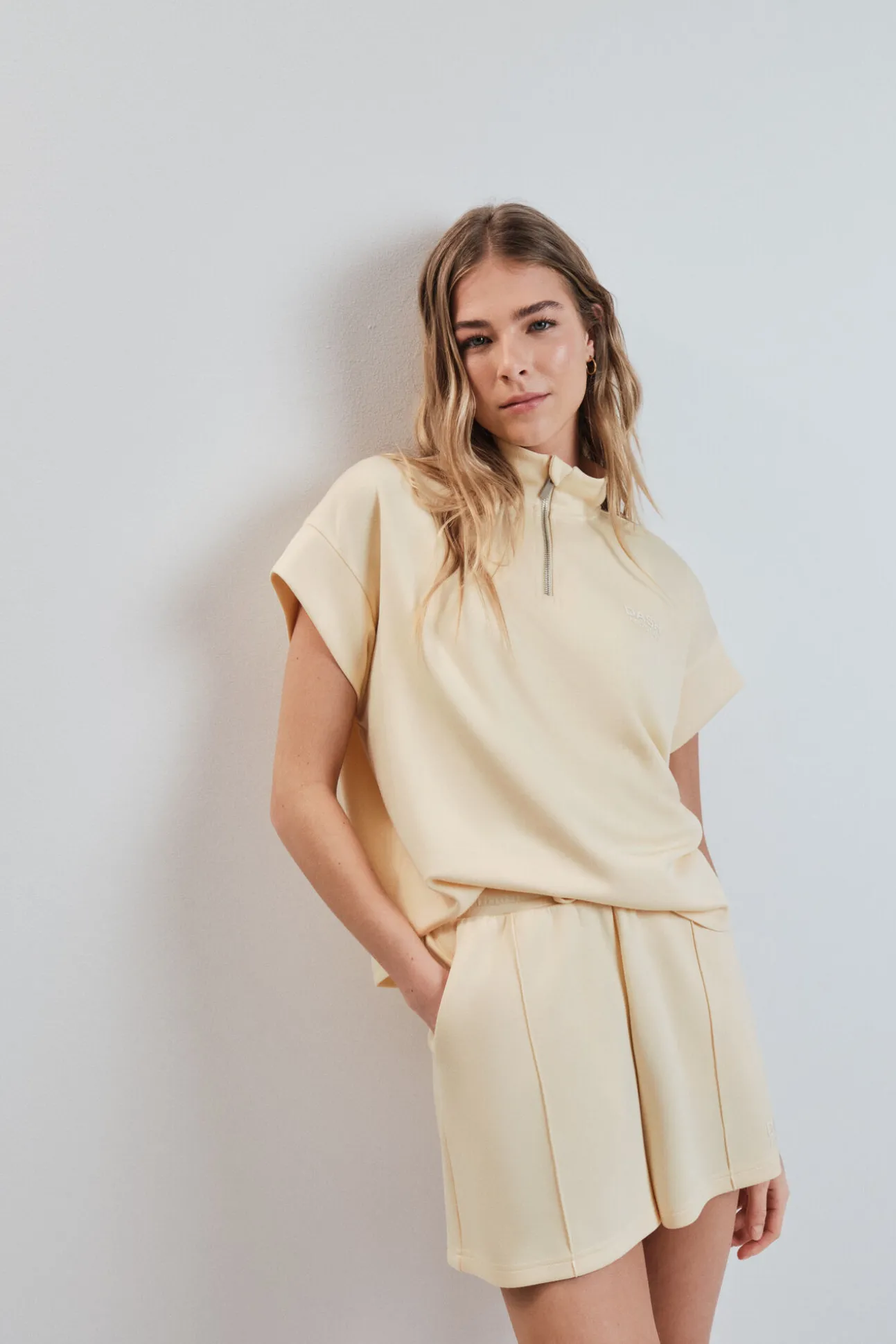 Calções largos em viscose suave amarelo