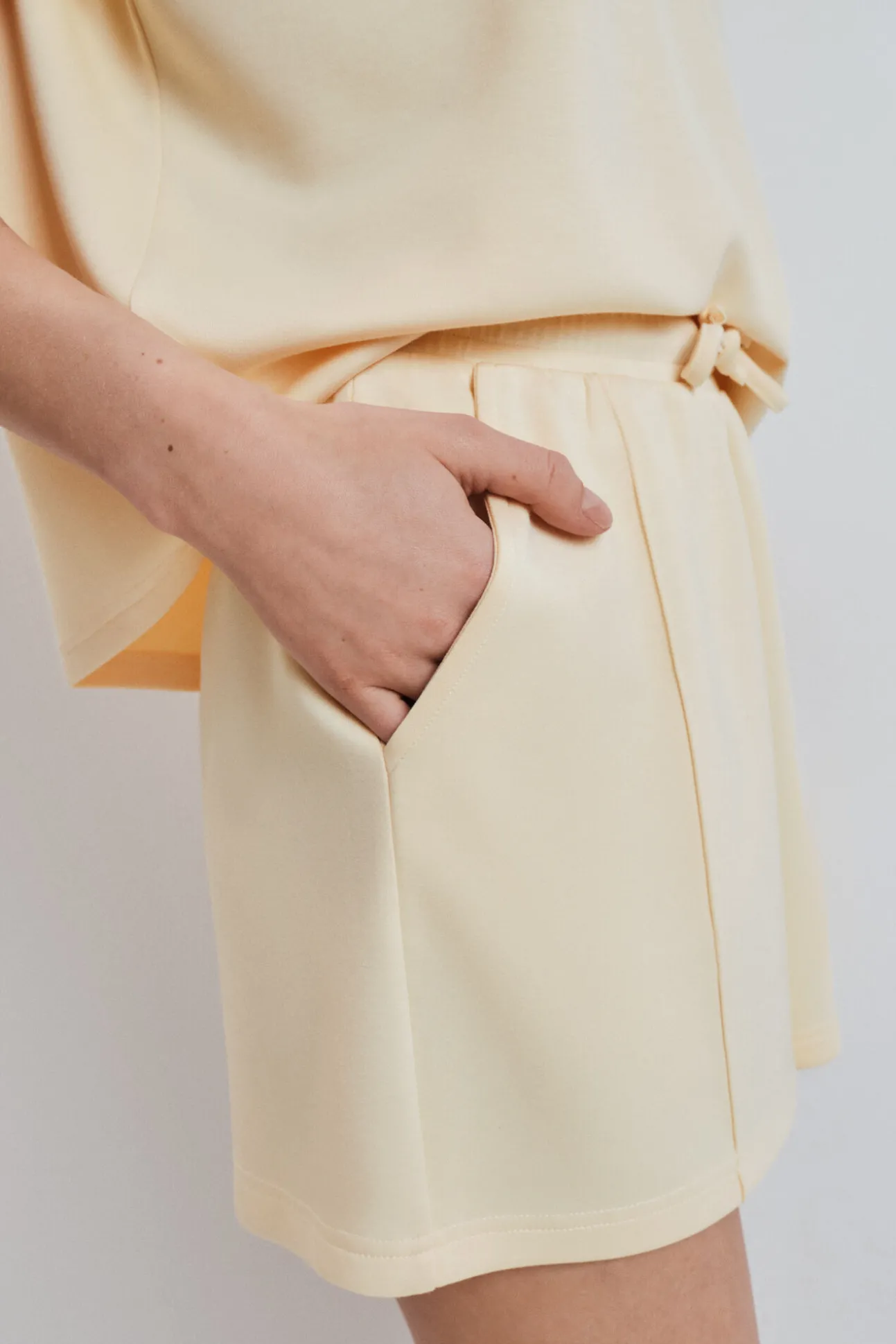 Calções largos em viscose suave amarelo