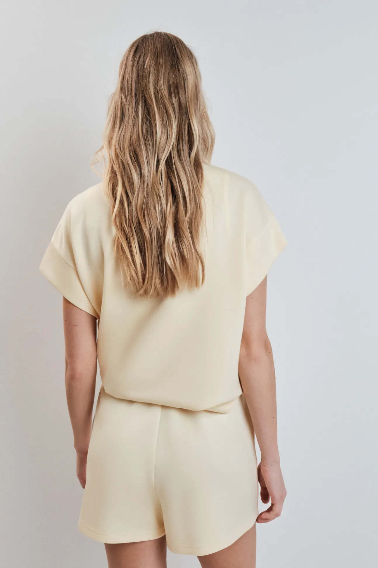 Calções largos em viscose suave amarelo