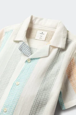 Camisa de manga curta bordada às riscas para menino