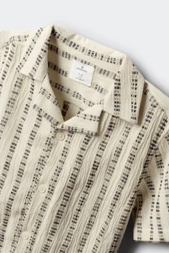 Camisa de manga curta bordada às riscas para menino