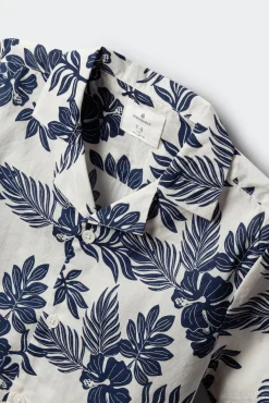 Camisa de manga curta com flores azul para menino