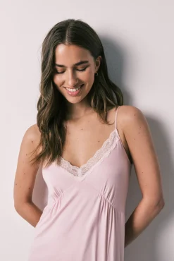 Camisa de dormir curta em viscose e renda rosa