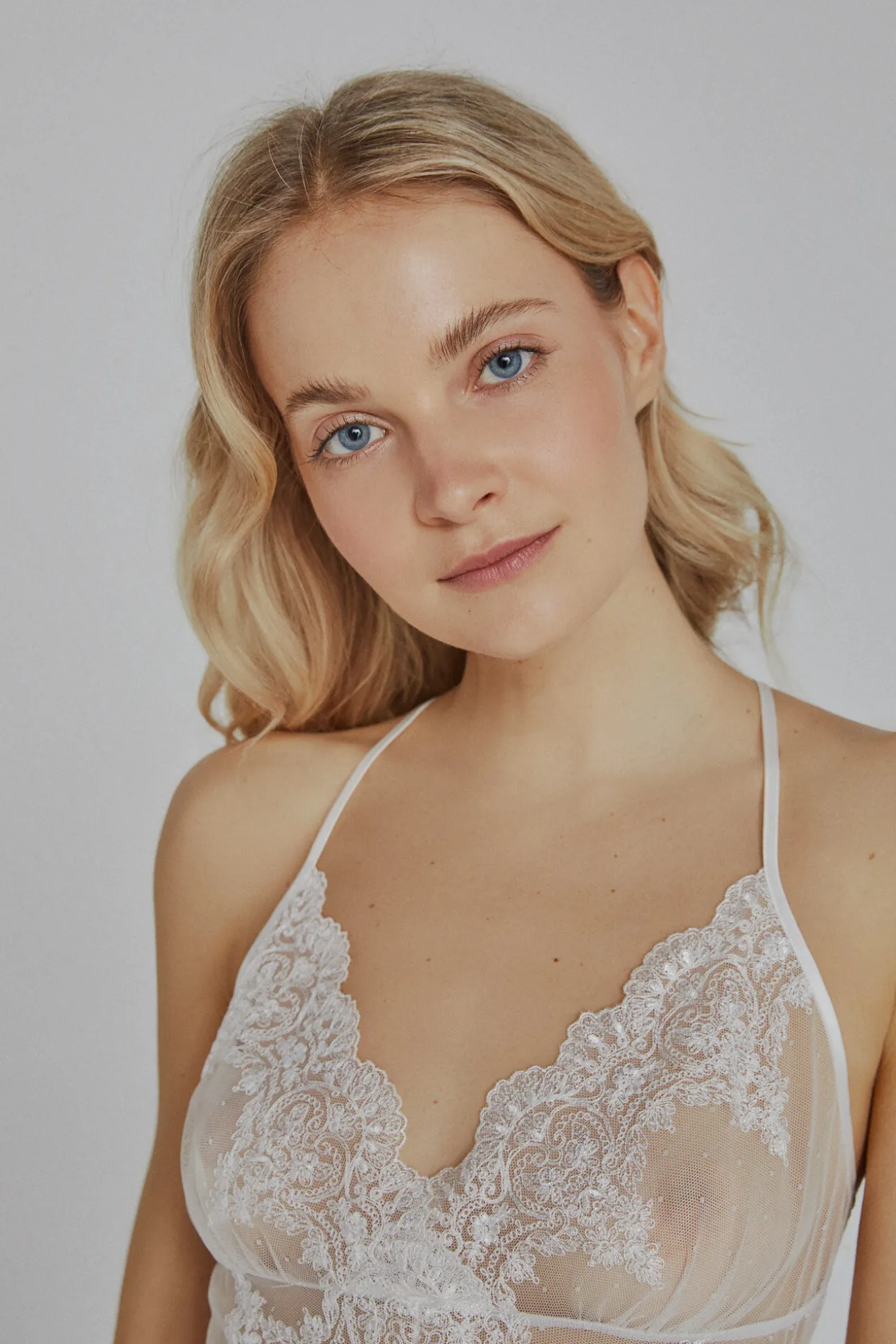 Camisa de dormir Ivette Bridal de cetim com tanga em branco