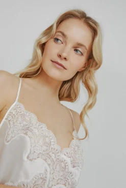 Camisa de dormir Ivette Bridal de cetim com bordados em branco