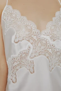 Camisa de dormir Ivette Bridal de cetim com bordados em branco