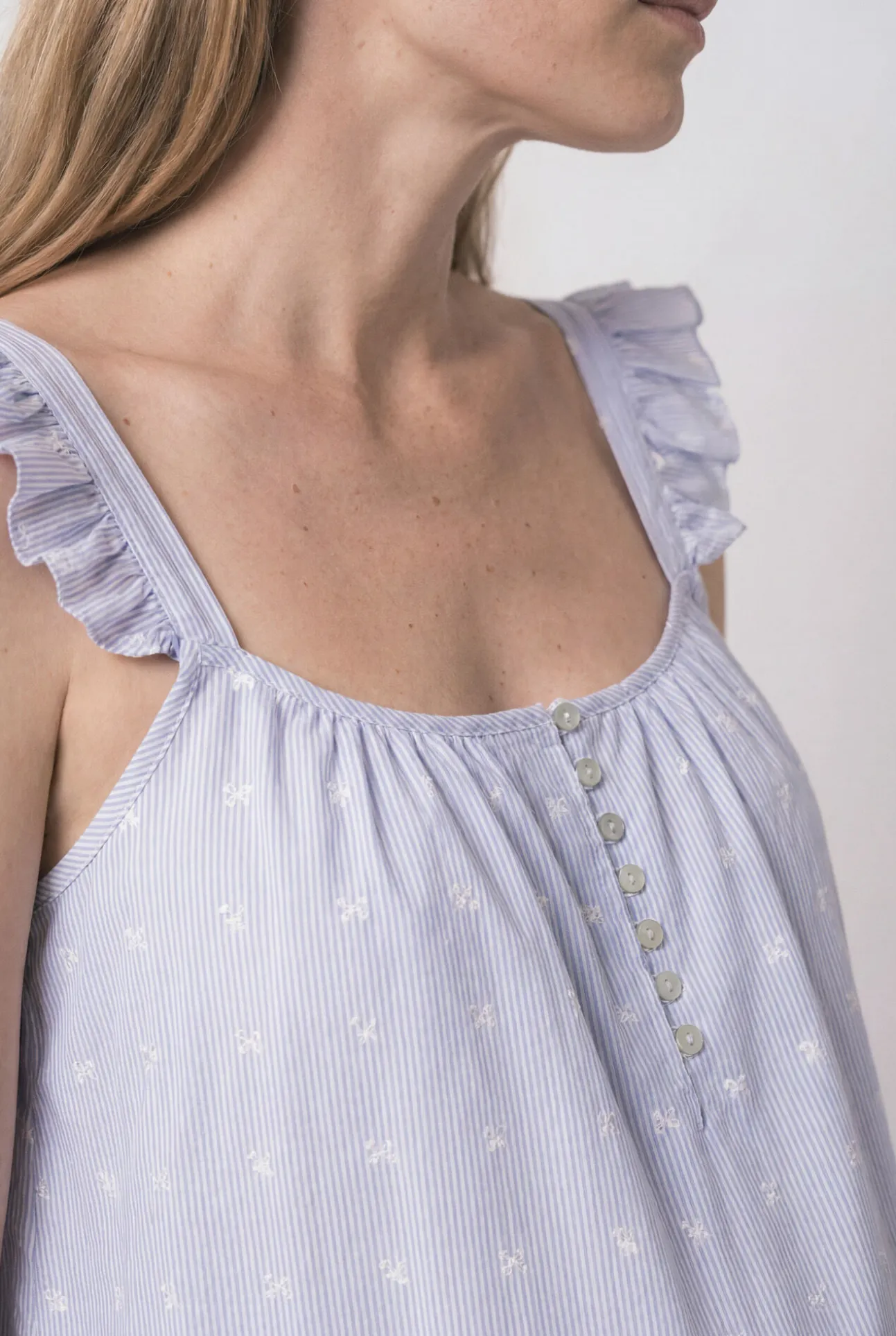 Camisa de dormir maternity de alças com folho em algodão azul