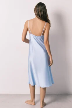 Camisa de dormir midi de alças em cetim azul